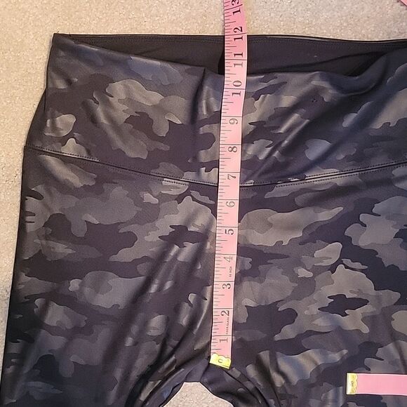 NWOT Vera Wang vegan leather black on black camo leggings - Picture 5 of 8